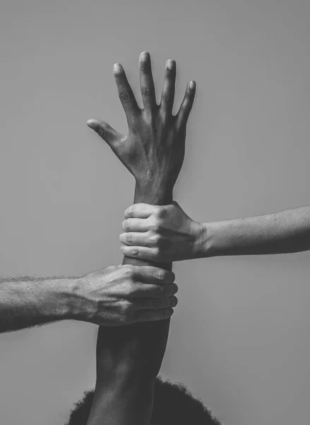 Μαύρα Αφρικανικά Αμερικανικά Και Καυκάσια Χέρια Που Κρατούν Μαζί Λευκά — Φωτογραφία Αρχείου