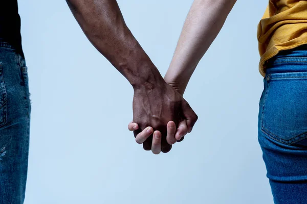 多种族的夫妇手牵手相爱 白色和黑色皮肤手臂握在一起 世界统一的概念形象 种族间的爱和理解在容忍和多样性 — 图库照片