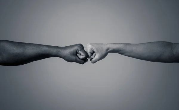Черная Афроамериканская Раса Мужчин Белых Женщин Кавказа Руки Давая Первый — стоковое фото