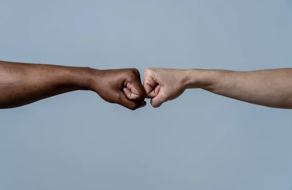 Negro Raza Afroamericana Hombre Blanco Caucásico Mujer Manos Dando Golpe — Foto de Stock