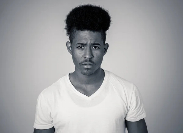 Portrett Attraktiv Ung Afroamerikansk Mann Med Sint Ansikt Teenager Ser – stockfoto
