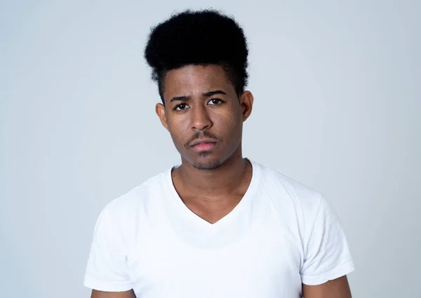 Kızgın Yüzlü Çekici Bir Genç Afro Amerikan Adamın Portresi Genç — Stok fotoğraf