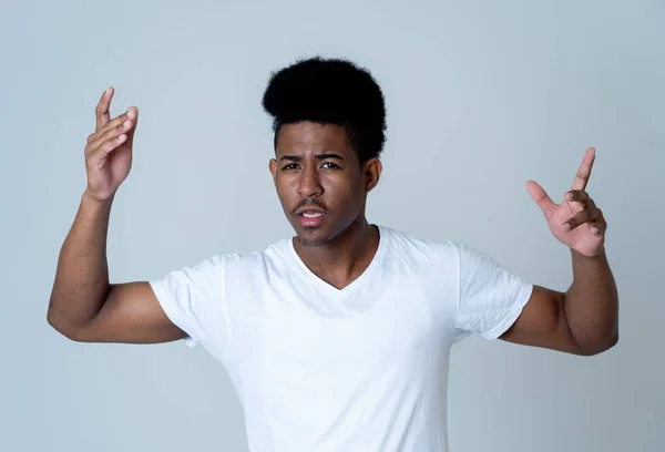 Retrato Jovem Atraente Afro Americano Com Cara Irritada Adolescente Olhando — Fotografia de Stock