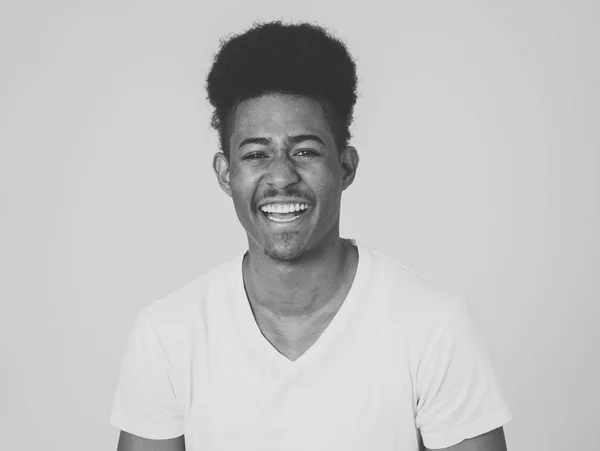 楽しさと喜びを持っている幸せなアフリカ系アメリカ人の男性の肖像画 ティーンエイジャーはカメラに微笑み 彼を笑わせる何かを探しています 人間の感情の表情と若者の幸福 — ストック写真