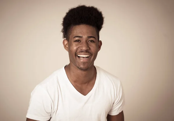 Retrato Del Hombre Afroamericano Feliz Divirtiéndose Gozándose Adolescente Sonriendo Cámara — Foto de Stock