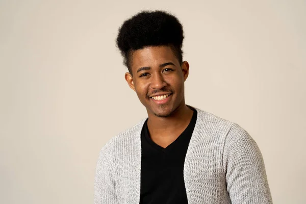 Retrato Del Hombre Afroamericano Feliz Divirtiéndose Gozándose Adolescente Sonriendo Cámara — Foto de Stock