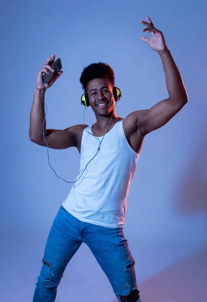 Fuerte Afroamericano Joven Bailarín Hombre Escuchando Música Línea Bailando Cantando — Foto de Stock