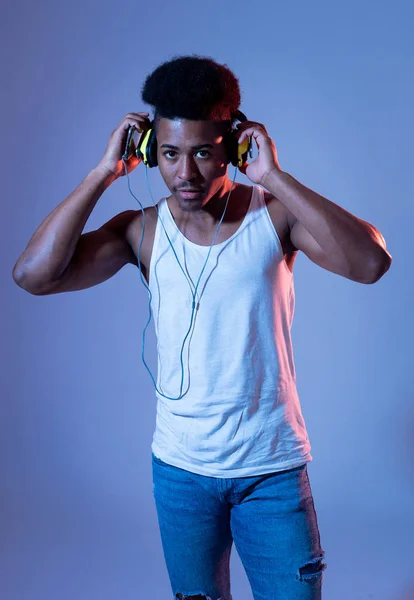 Fuerte Afroamericano Joven Bailarín Hombre Escuchando Música Línea Bailando Cantando — Foto de Stock