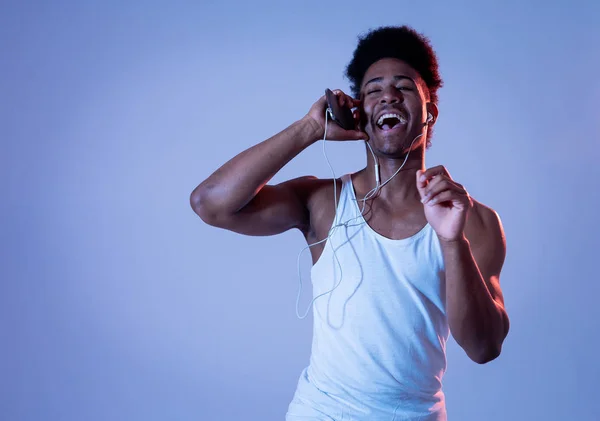 Сильний Афроамериканський Молодий Чоловік Слухає Музику Онлайн Додатку Смартфона Танцює — стокове фото