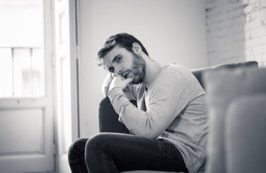 Mutsuz beyaz erkek oturan ve oturma odası kanepede yatarken depresif depresyonu yalnız bir acı duygu çaresiz. İş, anksiyete, kalbi kırık ve erkekler sağlık kavramı vurguladı içinde.