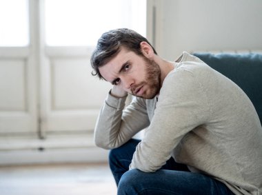Mutsuz beyaz erkek oturan ve oturma odası kanepede yatarken depresif depresyonu yalnız bir acı duygu çaresiz. İş, anksiyete, kalbi kırık ve erkekler sağlık kavramı vurguladı içinde.