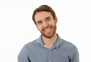 Mutlu yüz güzel gülümseme ve mavi gözleri ile çekici genç model portre. 20 ' li yaşlarda yakışıklı hipster sakallı adam. Stüdyo çekimi. Insanlar, moda ve insan yüz ifadeleri ve duygular.