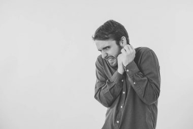 Korkmuş yüz ile şok genç adam portresi korku ve korkmuş yüz korkutmak bir şey bakıyor ile felç oldu. İnsan duyguları duyguları ve yüz ifadesi. Nötr arka planda yalıtılmış.