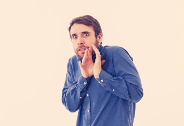 Korkmuş yüz ile şok genç adam portresi korku ve korkmuş yüz korkutmak bir şey bakıyor ile felç oldu. İnsan duyguları duyguları ve yüz ifadesi. Nötr arka planda yalıtılmış.