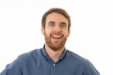 Mutlu ve sürpriz yüz işaret ve şok edici ve iyi bir şey heyecanlı görünümlü ile komik çekici genç adam portresi. İnsan duyguları, yüz ifadeleri. Reklam, satış veya kazanma.