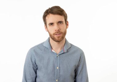 I New it ile bakan genç sakallı adam Portresi ya da ben insanlar ve insan duyguları ve yüz ifadeleri kavramı beyaz arka plan karşı izole yüzünde tutum ve ifade söyledim.