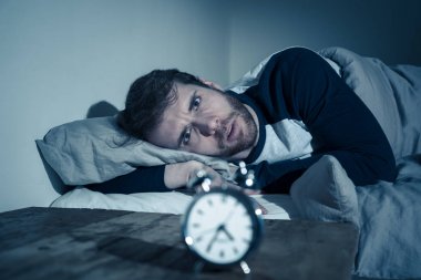 Uykusuzluk stres ve uyku bozukluğu kavramı. Uykusuz umutsuz Genç beyaz adam uykusunda uyku mümkün değil, sinirli ve endişeli görünümlü endişe ve alarm saati endişe hissediyorum.