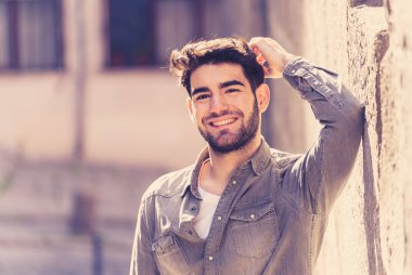Çekici şık Latin Genç adam poz şehvetli kamera moda ve kentsel Avrupa şehir açık havada şık giysiler ile bakıyor. Insanlar güzellik gençlik moda trendleri ve Avrupa etrafında seyahat.