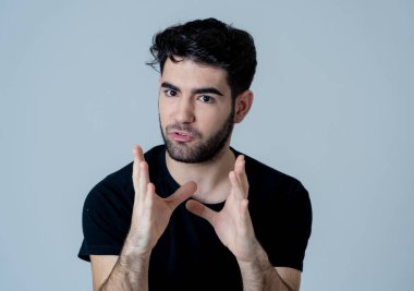 Kızgın ve üzgündüm genç adam öfkeli, agresif ve çılgın insanlar ve insan duyguları, yüz ifadeleri, eğitim, şiddet ve zorbalık kavramı içinde bakan portresi. Beyaz arka plan üzerinde izole.