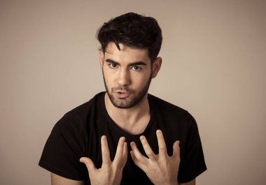 Kızgın ve üzgündüm genç adam öfkeli, agresif ve çılgın insanlar ve insan duyguları, yüz ifadeleri, eğitim, şiddet ve zorbalık kavramı içinde bakan portresi. Beyaz arka plan üzerinde izole.