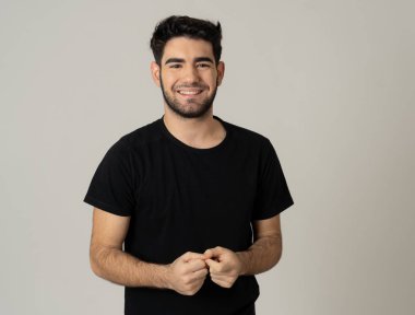 Pozitif insan yüz ifadeleri ve duygular. Mutlu yüz gülümseyen ve kamera neşeli jestleri ile onun 20s yakışıklı genç erkek portre. Yakın çekim nötr arka planda yalıtılmış.