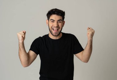 Genç adam onun hedefe ulaşmak, piyango yeme veya yüz ifade insan duyguları ve gri izole ve mutlu yüz ifadesi büyük bir başarı olan kutluyor portresi.