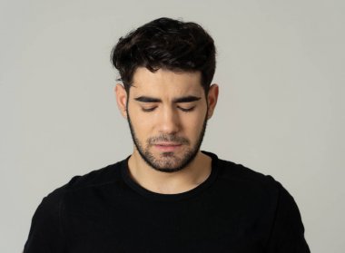 Ciddi ve endişeli görünümlü depresyon muzdarip genç üzgün adam. Genç endişeli ve düşünceli duygu yalnız ve umutsuz nötr arka planda Izole. İnsanlar ve ruh sağlığı.