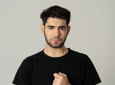 Ciddi ve endişeli görünümlü depresyon muzdarip genç üzgün adam. Genç endişeli ve düşünceli duygu yalnız ve umutsuz nötr arka planda Izole. İnsanlar ve ruh sağlığı.