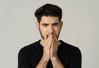 Ciddi ve endişeli görünümlü depresyon muzdarip genç üzgün adam. Genç endişeli ve düşünceli duygu yalnız ve umutsuz nötr arka planda Izole. İnsanlar ve ruh sağlığı.