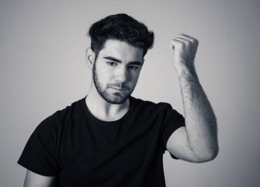 Ciddi ve endişeli görünümlü depresyon muzdarip genç üzgün adam. Genç endişeli ve düşünceli duygu yalnız ve umutsuz nötr arka planda Izole. İnsanlar ve ruh sağlığı.