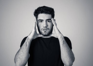 Genç adam korkuyor ve korku anksiyete jestleri yapma şok hissediyor. Korkmuş ve çaresiz görünümlü kendini örtbas etmeye çalışıyor. Kopya alanı ile portre. İnsanlar ve ınsan ifadeleri ve duygular.