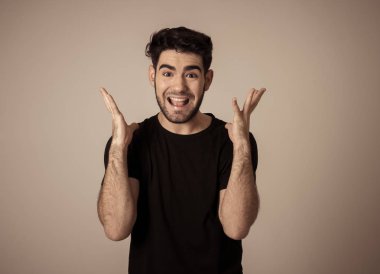 Yakışıklı bir Latin Genç adam portre sürpriz ve büyük haber işitme şok. Çekici erkek geniş gözleri ve sürpriz açık ağız ile hayran bakıyor. İnsan yüz ifadeleri ve duygular.