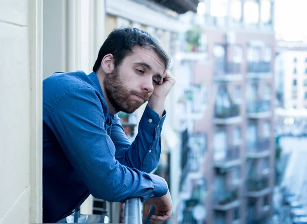 Solitario Uomo Triste Che Fissa Fuori Casa Balcone Sensazione Disagio — Foto Stock