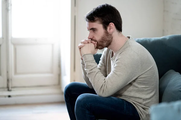 Malheureux Homme Caucasien Déprimé Assis Couché Dans Canapé Salon Sentant — Photo