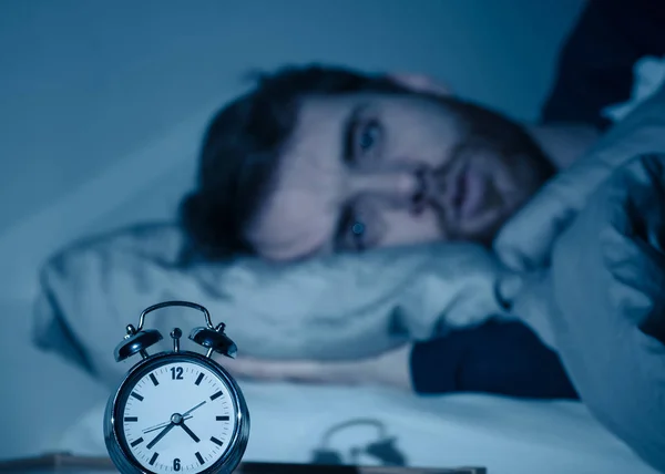 Slapeloze Wanhopige Jonge Kaukasische Man Wakker Nachts Niet Staat Slapen — Stockfoto