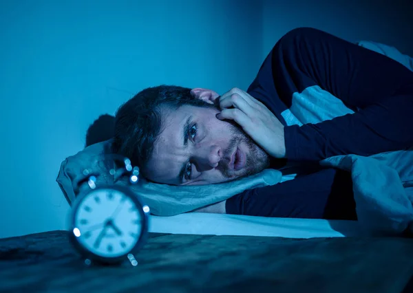 Jeune Homme Caucasien Insomniaque Désespéré Réveillé Nuit Incapable Dormir Sentant — Photo