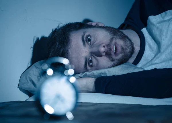 Insonnia Stress Disturbi Del Sonno Concetto Insonne Disperato Giovane Uomo — Foto Stock