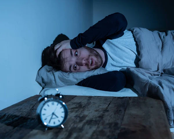 Álmatlanság Stressz Alvászavar Koncepció Álmatlan Kétségbeesett Fiatal Kaukázusi Ember Ébren — Stock Fotó