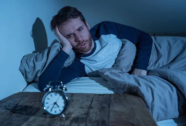Álmatlanság Stressz Alvászavar Koncepció Álmatlan Kétségbeesett Fiatal Kaukázusi Ember Ébren — Stock Fotó
