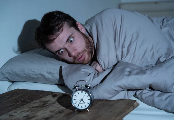 불면증 직장에서 스트레스로 불안을 깨어있는 시계에서 고민을 바라보는 좌절하고 절망적인 — 스톡 사진