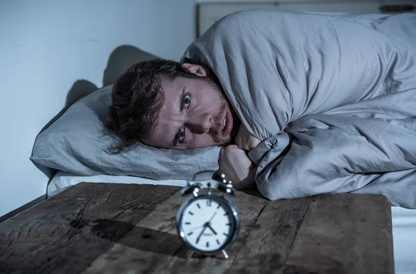 Psychische Gesundheit Schlaflosigkeit Und Schlafstörungen Frustrierter Und Hoffnungsloser Schlafloser Mann — Stockfoto