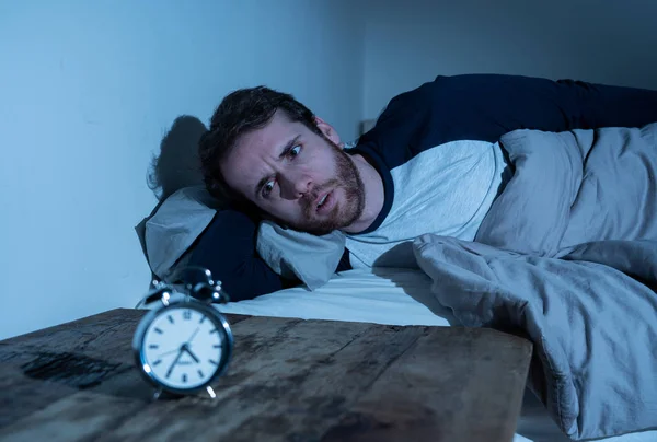 Konsep Insomnia Stress Sleeping Disorder Pria Muda Kaukasia Yang Tertidur — Stok Foto