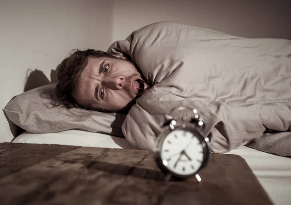 Mentális Egészség Álmatlanság Alvászavarok Frusztrált Reménytelen Álmatlan Ember Keres Veszélyben — Stock Fotó