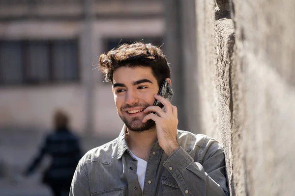 Mladý Šťastný Muž Dvacátém Věku Mobilním Telefonu Mluví Hovoří Přáteli — Stock fotografie