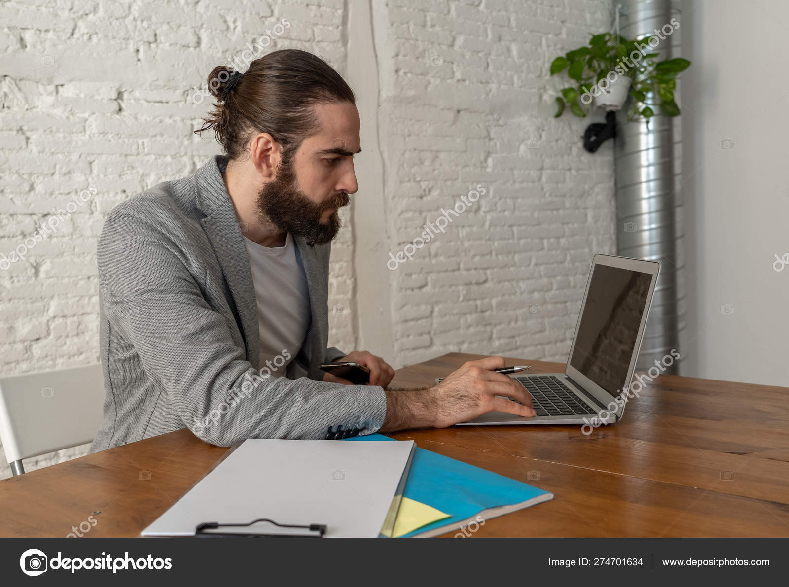 时尚企业家在现代家庭工作室办公室工作的生活方式肖像在人创业和小型企业快乐的年轻自由职业者在电脑上工作在手机上谈生意——