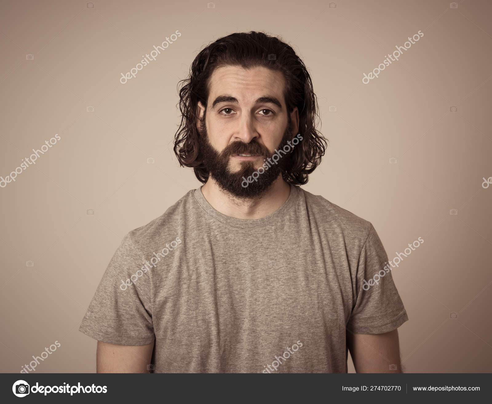 슬픔에 우울하고 절망적인 느낌의 우울한 힙스터 남성의 초상화입니다 표정과 감정과 — 스톡 사진 © sbartsmedia  #274702770, image size:1600x1314