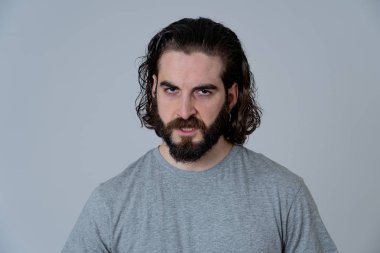 Öfkeli ve üzgün genç hipster adam Portresi öfkeli görünümlü, agresif ve insanlar ve insan duyguları, yüz ifadeleri ve istismar, şiddet ve zorbalık kavramı deli. Nötr üzerinde izole.