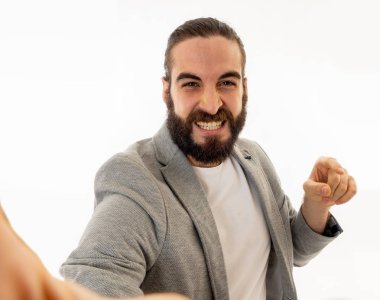 Genç komik sakallı hippi blogcu modern gündelik tarzda kamera tutan ya da kendi portresini çeken ya da takipçileri için video kaydeden adam. İnternet sosyal medyasında blog kavramı.