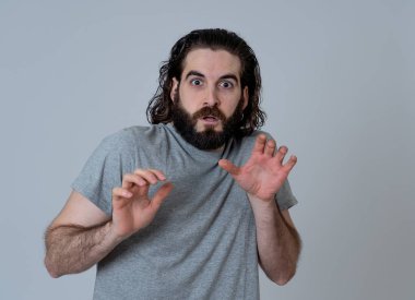 Korkmuş yüz ile şok genç hipster adam Portresi korkmuş jestler yapma ve bir şey korkutucu bakarak. İnsanduyguları duygular ve yüz ifadesi. Nötr arka planda yalıtılmış.