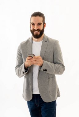 Yakışıklı başarılı hipster portre ie-posta ve mobil akıllı telefon veya sosyal medya ağı beyaz arka plan izole mesaj gönderme. İnsanlarDa İnternet İletişimi ve Teknolojisi.